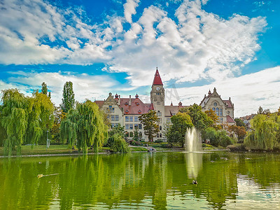弗罗茨瓦夫托尔帕公园中心湖，中心有喷泉，弗罗茨瓦夫大学建筑学院