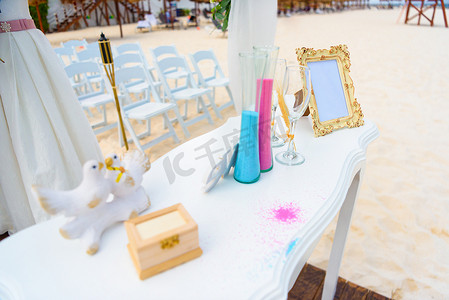 在海边装饰的婚礼仪式的白色桌子。
