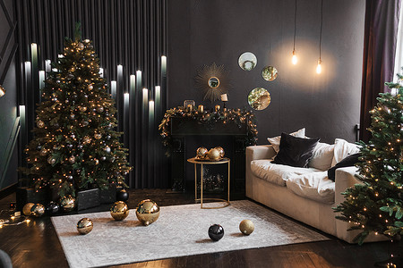 圣诞室内有一棵美丽的圣诞树、沙发、灯泡和深色背景。