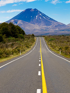 通往新西兰瑙鲁赫伊活火山的道路
