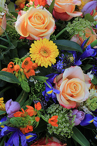 混合插花：婚礼用不同颜色的各种花