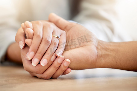 .已婚夫妇手握爱情信任、同情或支持。