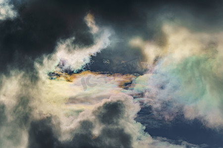 漂亮的彩虹摄影照片_云中过冷水滴的光衍射、晴朗天气下蓝天上的彩虹云、积云虹膜、光学现象、光谱颜色