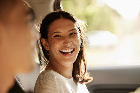 女人和车摄影照片_快乐、开朗、爱笑的女人和男朋友在车里享受公路旅行、假期或假期。