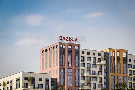 全新商务级住宅区 METROPOLE 上的 BAZIS-A 标志