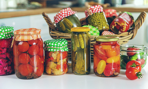 泡菜腌制摄影照片_装有过冬腌制蔬菜的罐子。