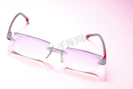 改善摄影照片_霓虹粉色红色眼镜可改善视力迪斯科。