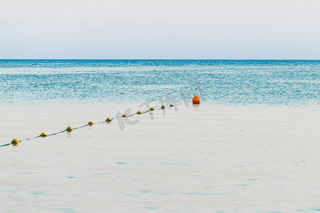 晚上在海面背景上限制游泳浮标