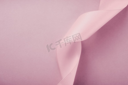 粉红色背景上的抽象丝带、假日销售产品促销的独家奢侈品牌设计和魅力艺术邀请卡背景