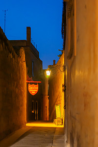 马耳他姆迪纳 — 2010 年 2 月 19 日。灯火通明的狭窄街道上有咖啡馆和餐馆。