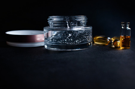 透明罐摄影照片_具有化妆品保湿凝胶的透明罐，其中含有透明质酸、气泡和维生素