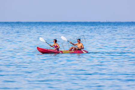 亚洲中年夫妇乘坐皮划艇在东南亚冒险旅行。
