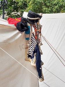 老式军事骠骑兵的制服和帽子在年度节日时代和时代。