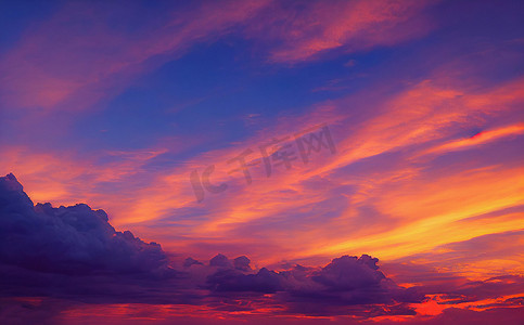 美丽的橙色和紫色天空和云彩在日落时。