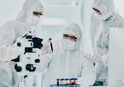 Hazmat 适合在医学研究、医疗保健或科学治疗 covid、马尔堡病毒或埃博拉病毒测试中使用试管的科学家。