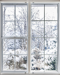 窗外下雪摄影照片_窗外的冬景