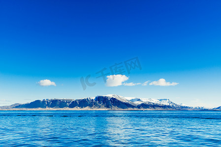 蓝色的海洋和远山