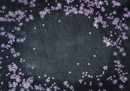 圣诞背景、五彩纸屑雪花和星星散落
