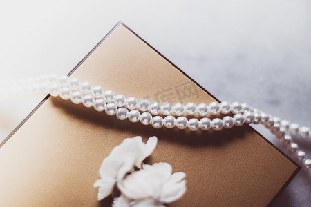 金色礼品盒中的珍珠首饰