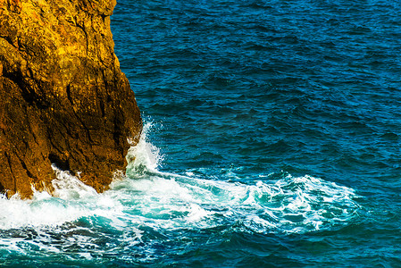 高高的悬崖在海上，夏季海背景，许多溅水