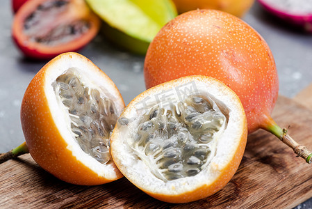 西番莲或格林纳迪亚百香果切成两半异国情调的水果