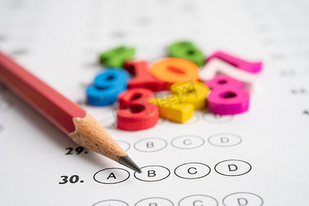 数学数字和铅笔在答题卡上，教育研究数学学习教学概念。