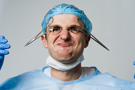 带着疯狂情绪的古怪微笑的医生外科医生。