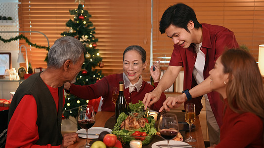幸福的家庭在餐厅享受圣诞大餐。