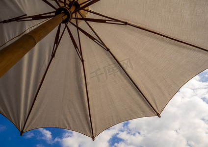 印花布制成的大伞 有一个竹制伞架