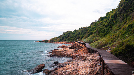 山上的木栈道，可欣赏美丽的海景。 