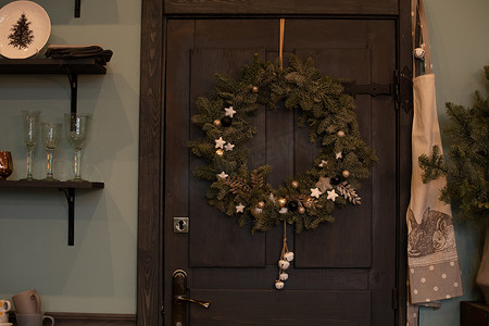 圣诞别墅摄影照片_前门上的圣诞花环。