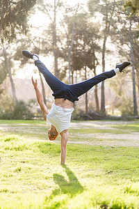 体操男子单手倒立做杂技姿势的前视图