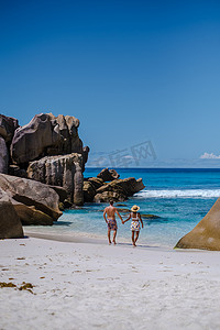 Anse Source dArgent beach, La Digue Island, Seyshelles, 无人机鸟瞰La Digue Seychelles鸟瞰图，成熟情侣男女度假塞舌尔