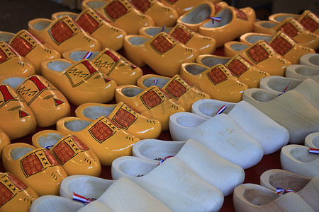 礼品摊位摄影照片_市场摊位上的荷兰木鞋、传统鞋