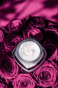 粉红玫瑰花上的面霜润肤霜，花卉背景上的豪华护肤化妆品作为美容品牌假日平面设计