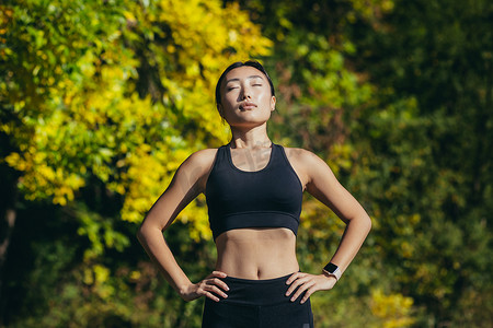 大自然森林摄影照片_特写肖像年轻快乐的亚洲女性站在森林树间的大自然中放松