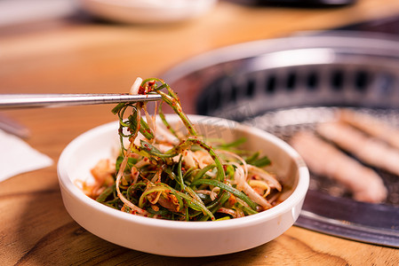 韩国泡菜或泡菜萝卜蔬菜套装及碗上调味