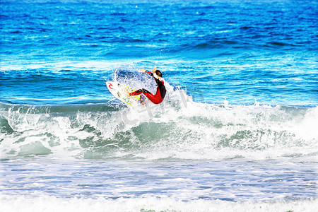 葡萄牙菲奎拉斯谷 — 8 月 16 日： 专业冲浪者冲浪