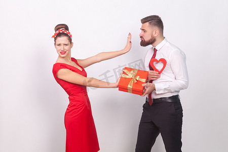 穿红衣服的女人，不需要礼物和爱