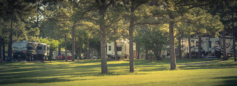 美国达拉斯摄影照片_德克萨斯州达拉斯附近的全景休闲车房车和露营车公园