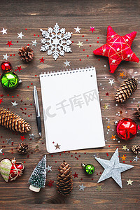 圣诞节和新年背景与记事本、笔和装饰品。