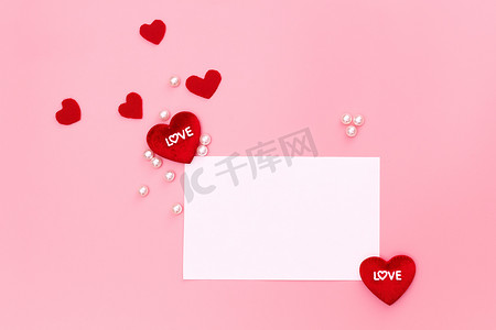 情人节概念、红心和粉红色背景上的白色音符