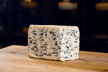 蓝色布纹摄影照片_用于切蓝纹奶酪的细绳。