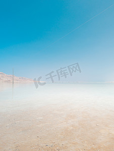 png绿水摄影照片_以色列 Ein Bokek 海滩死海盐晶体形成、清澈青色绿水的景观