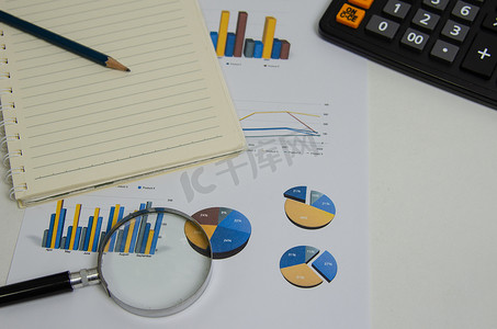 文件财务报告纸基准图投资和笔放大镜。商业会计经济信息概念。