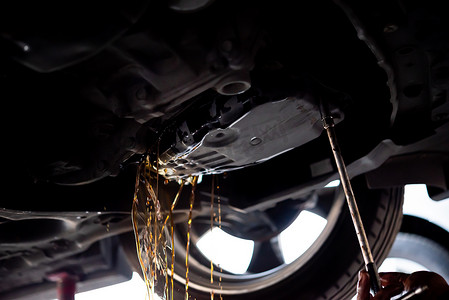 汽车修理工排出自动变速箱油
