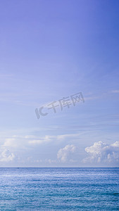 垂直大气全景真实照片美丽的夏日白云清澈的蓝色紫色色调天空地平线平静的大海。