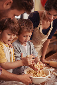 家庭烘焙日……充满欢笑、欢乐和美味佳肴。