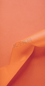 橙色背景的抽象卷曲丝带、假日销售产品促销的独家奢侈品牌设计和魅力艺术邀请卡背景