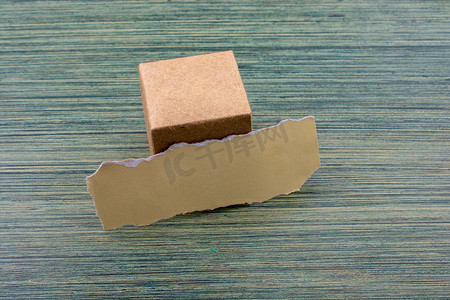 撕碎的纸和纸盒立方体